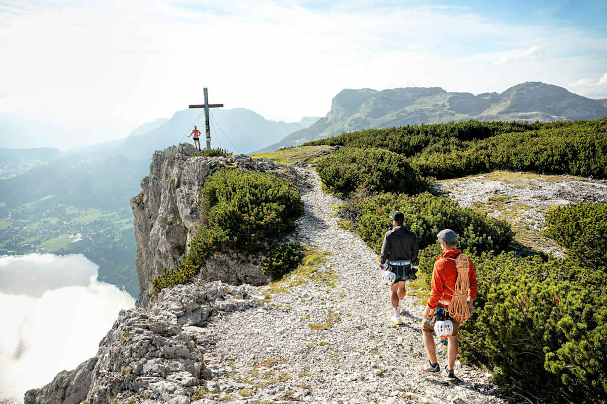 Wer ist schneller? Die Wanderin oder der Kletterer?