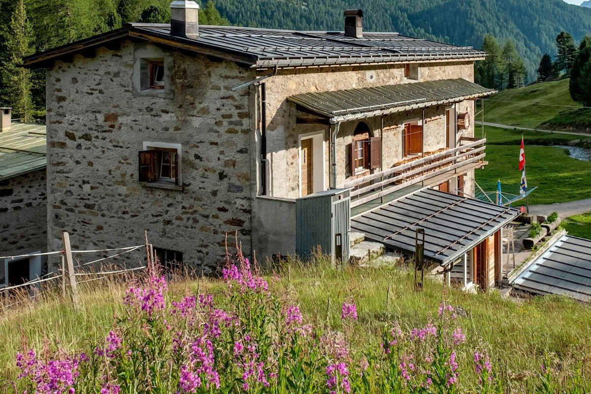 Eine Berghütte in der Natur.