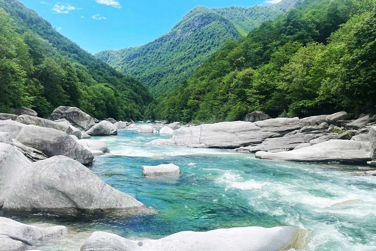 Das Schwimmen in fließenden Gewässern bedarf besondere Vorsicht, hier die beliebte Verzasca im Tessin