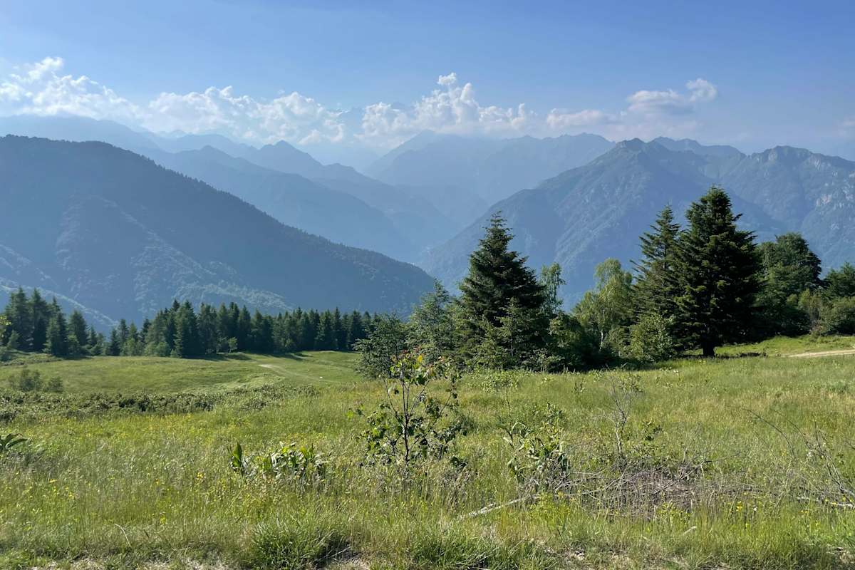 Blick auf das Monte Rosa Massiv – oberhalb der Wolken sind die Gipfel der 4000er sichtbar.
