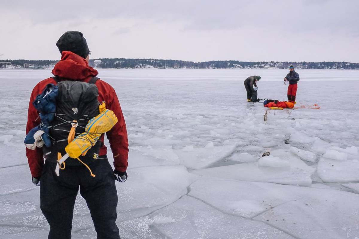 Drei Nordic Skater auf gebrochenem Eis 