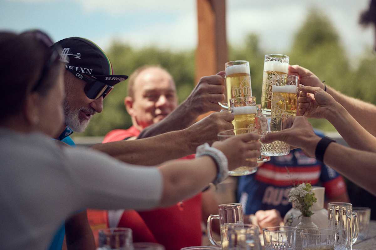Radfahrer stoßen nach der Tour mit Bier an – gemeinsamer Genuss im Mühlviertel.