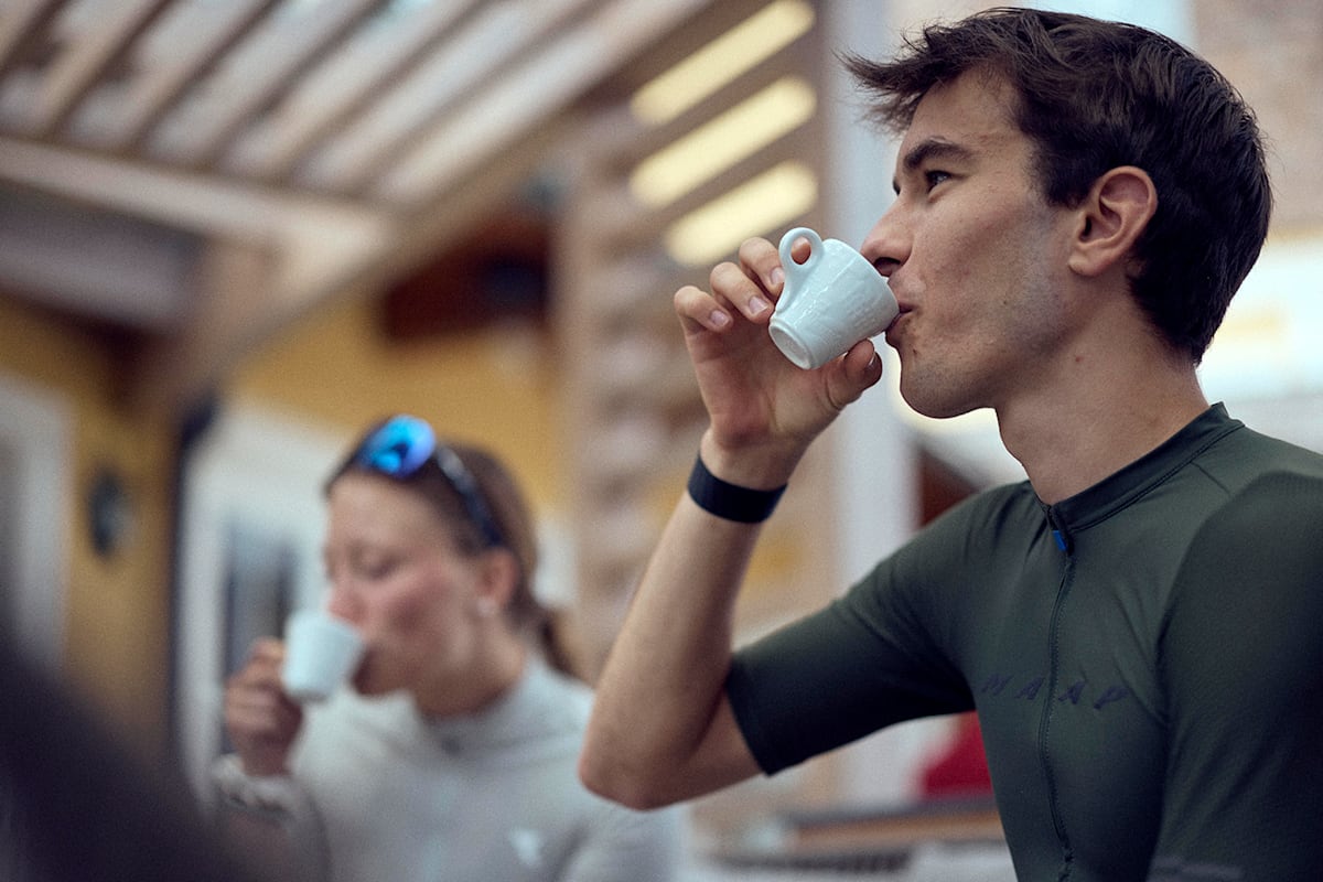 Ein Radfahrer trinkt während der Pause im Mühlviertel einen Kaffee.