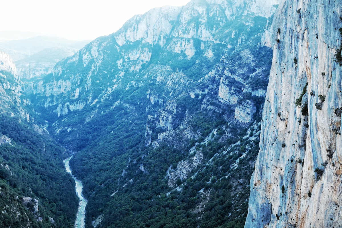 Die Verdon Schlucht mit ihren steilen Felswänden