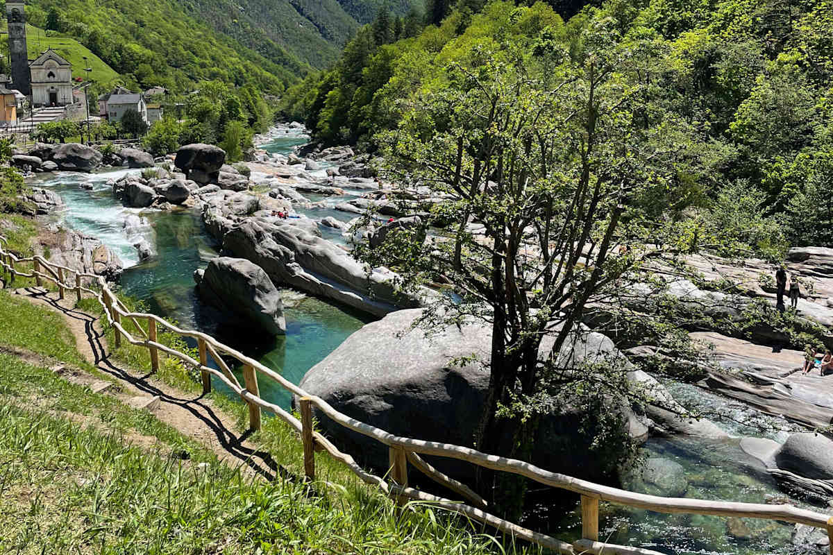 Lavertezzo und die Ponte dei Salti – hier trifft man sich zum Schwimmen und Fotografieren.