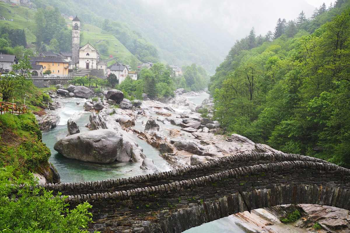 Auch bei Regen schön und vor allem einsam – die Ponte dei Salti.