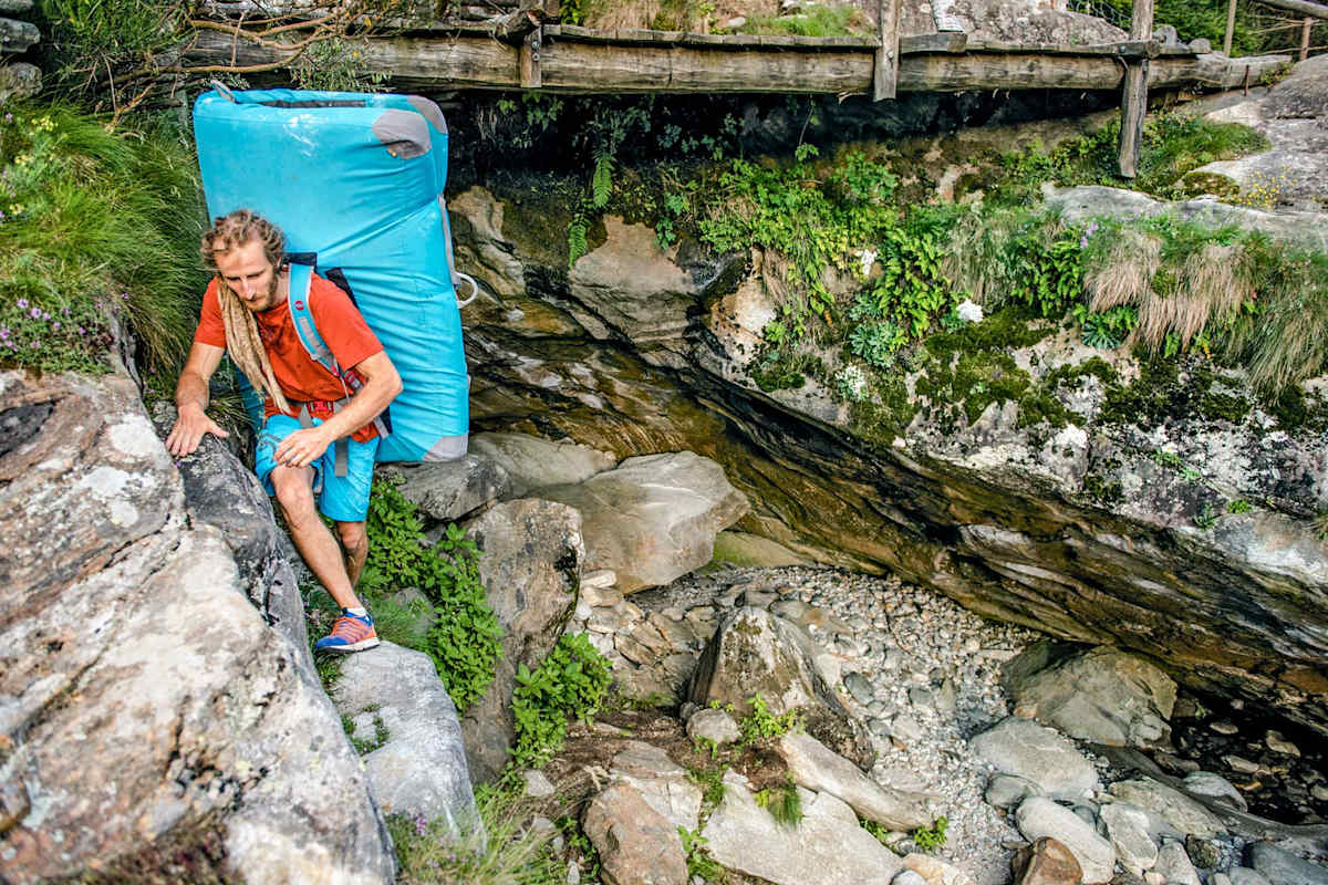 Valdo sucht mit seinem Crashpad am Rücken den perfekten Spot.