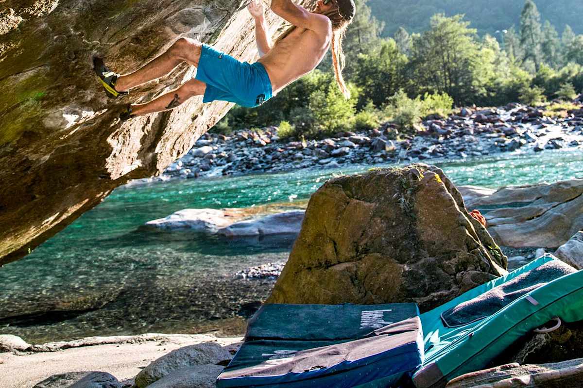 Bouldern am Verzasca-Fluss.