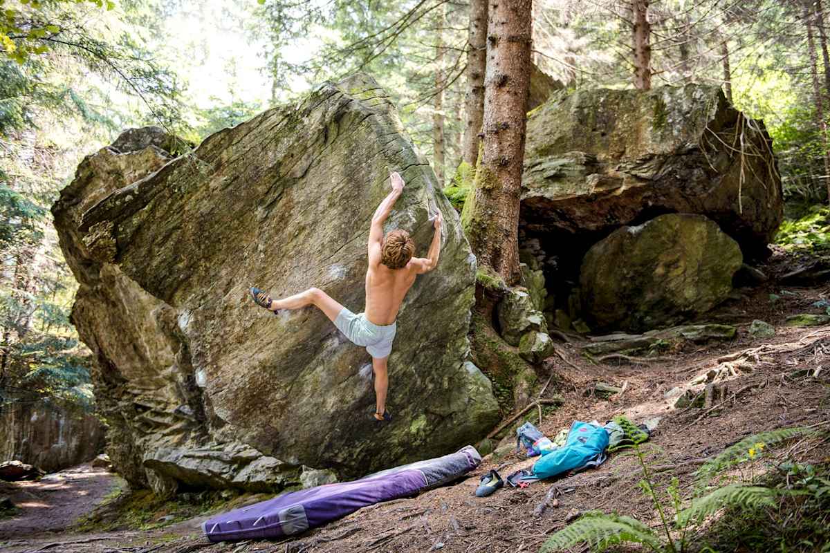 Bouldern im moosigen Wald.