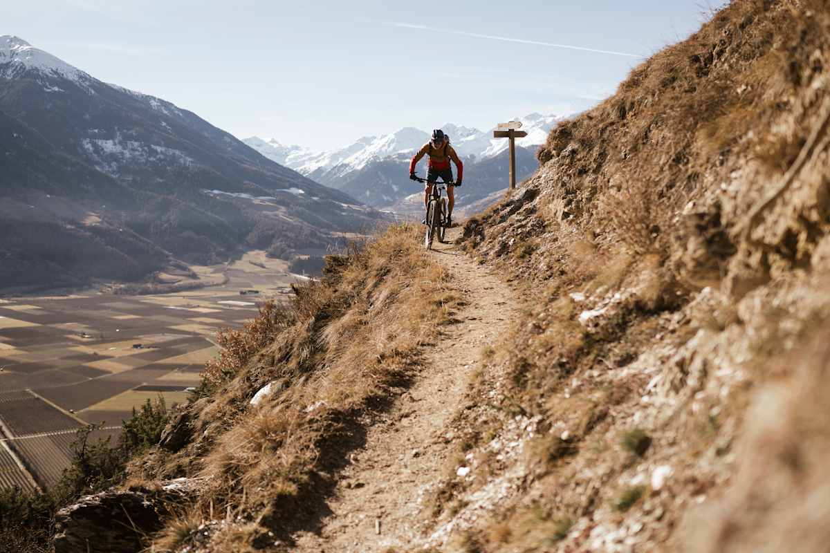 Mit der Herbstsonne im Rücken geht es am Vinschger Sonnenberg zwischen Kastelbell und Prad am Stilfserjoch schnell hinunter ins Tal.