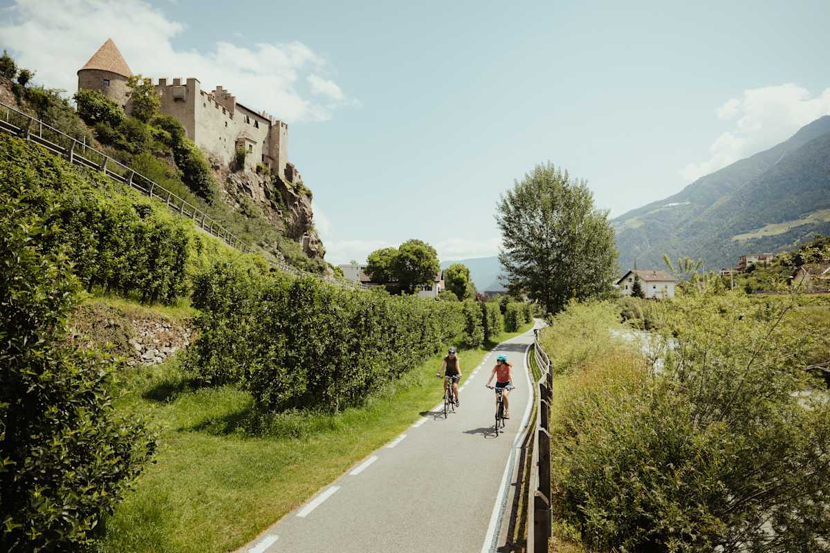 Burgen, Schlösser und Kapellen: Historische Schätze kann man im Vinschgau am Wegesrand entdecken.
