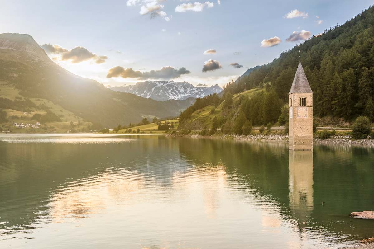 Das Wahrzeichen des Vinschgau: der versunkene Kirchturm im Reschensee.