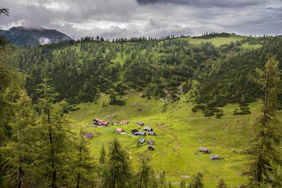 Der Blick auf die Hochmölbinghütte beim Aufstieg zum Raidling.