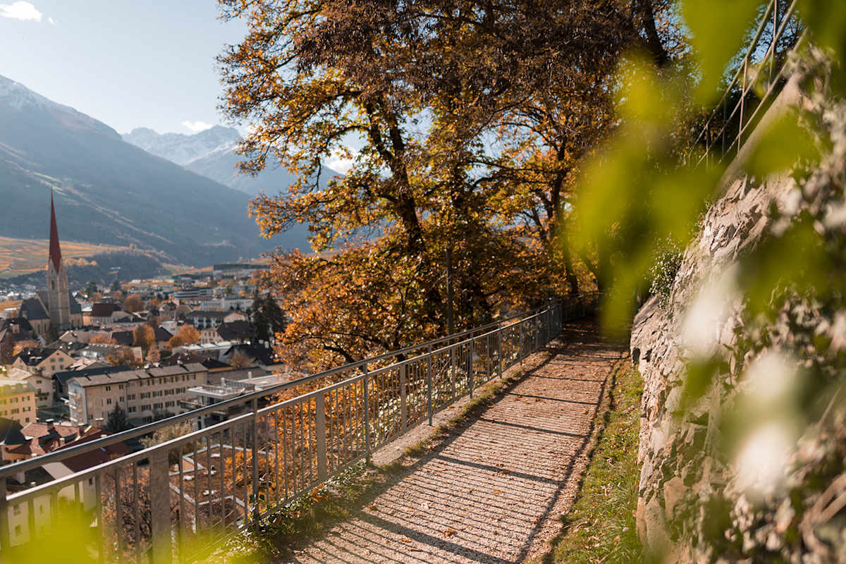 Auf den Vinschger Waalwegen wandert man auf einem wahren Kulturerbe. Im Bild der Kastanienwaal auf der Sonnenpromenade.