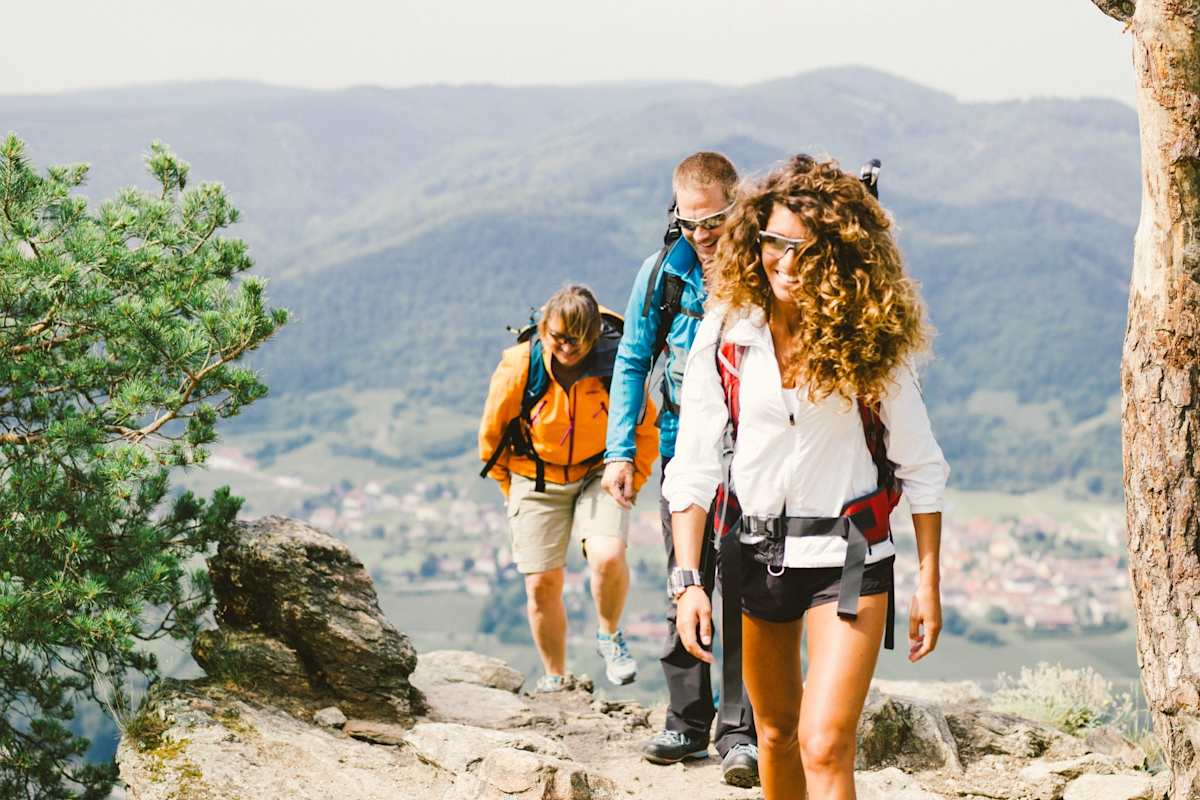 Drei Wanderer auf einem Wanderweg