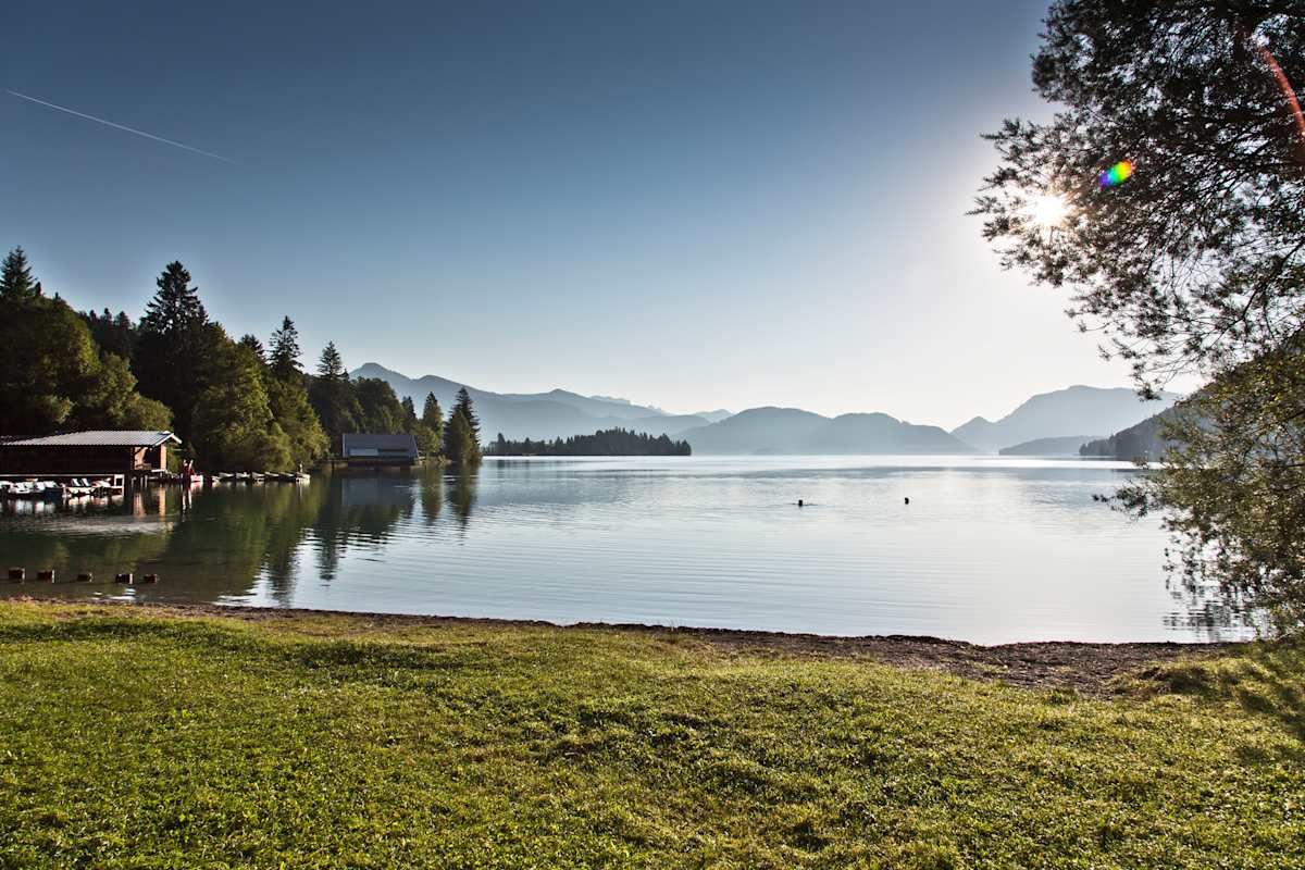 Der wunderschöne Walchensee in der Sonne.