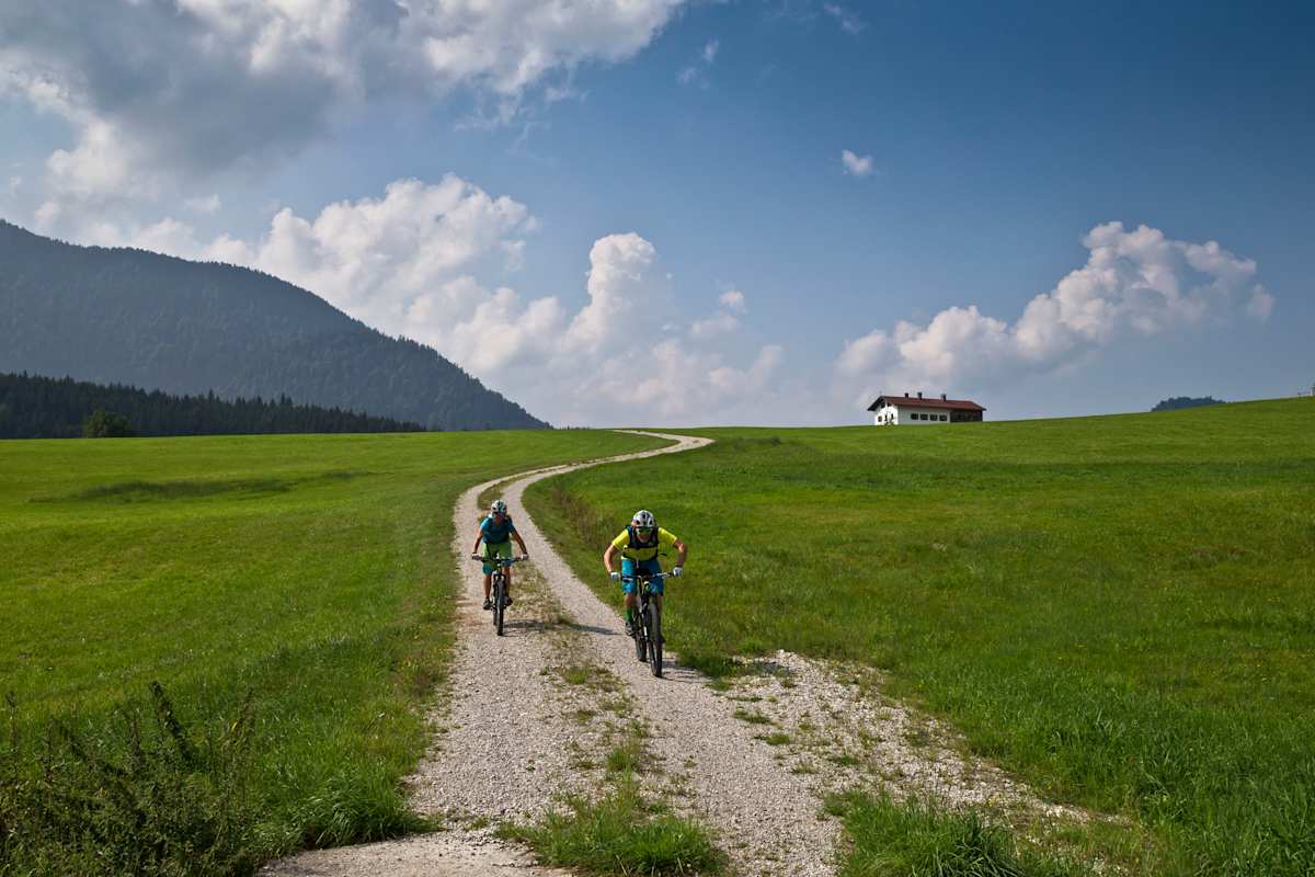Zwei Radfahrer bei der Abfahrt.