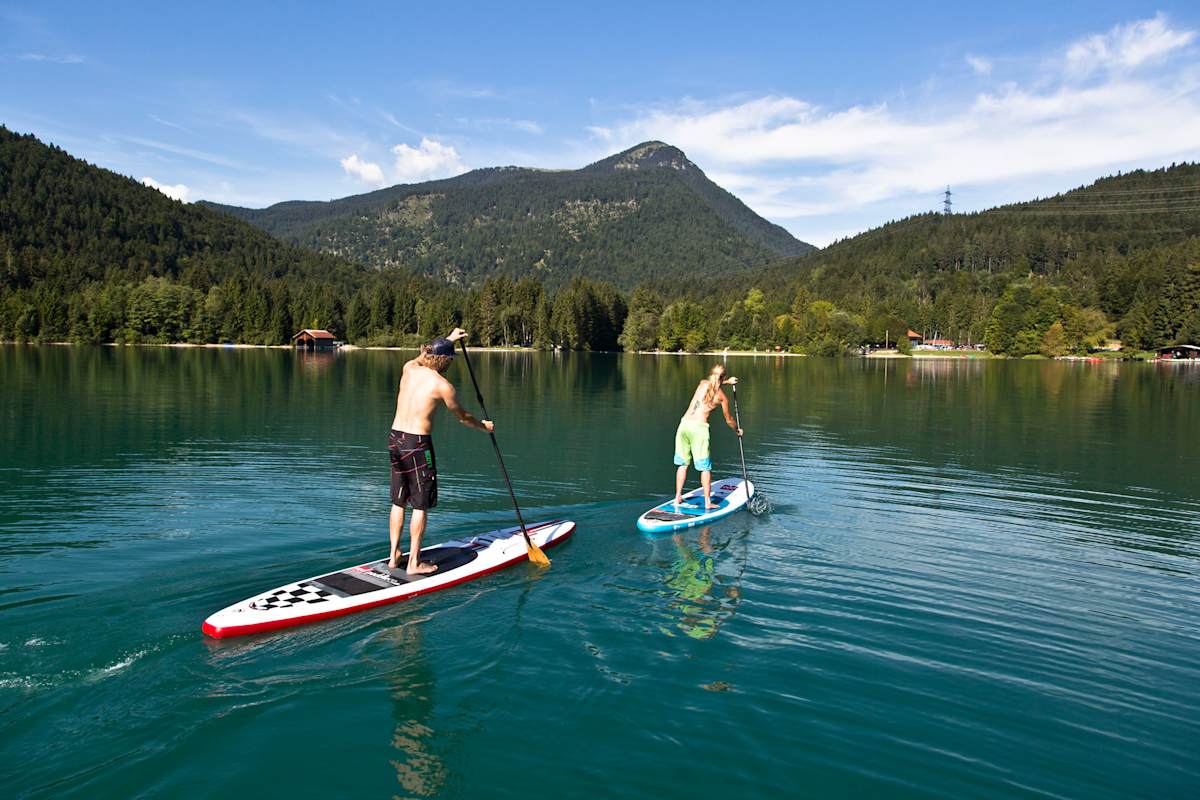 Vor atemberaubenden Bergpanorama auf den SUPs.