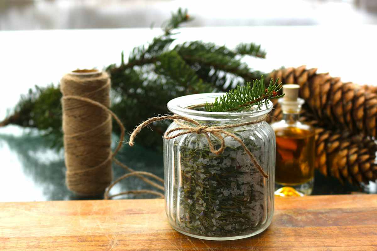 Grobkörniges Badesalz und Fichtennadeln plus ein paar Tropfen Weißtannen- und Zirbenöl