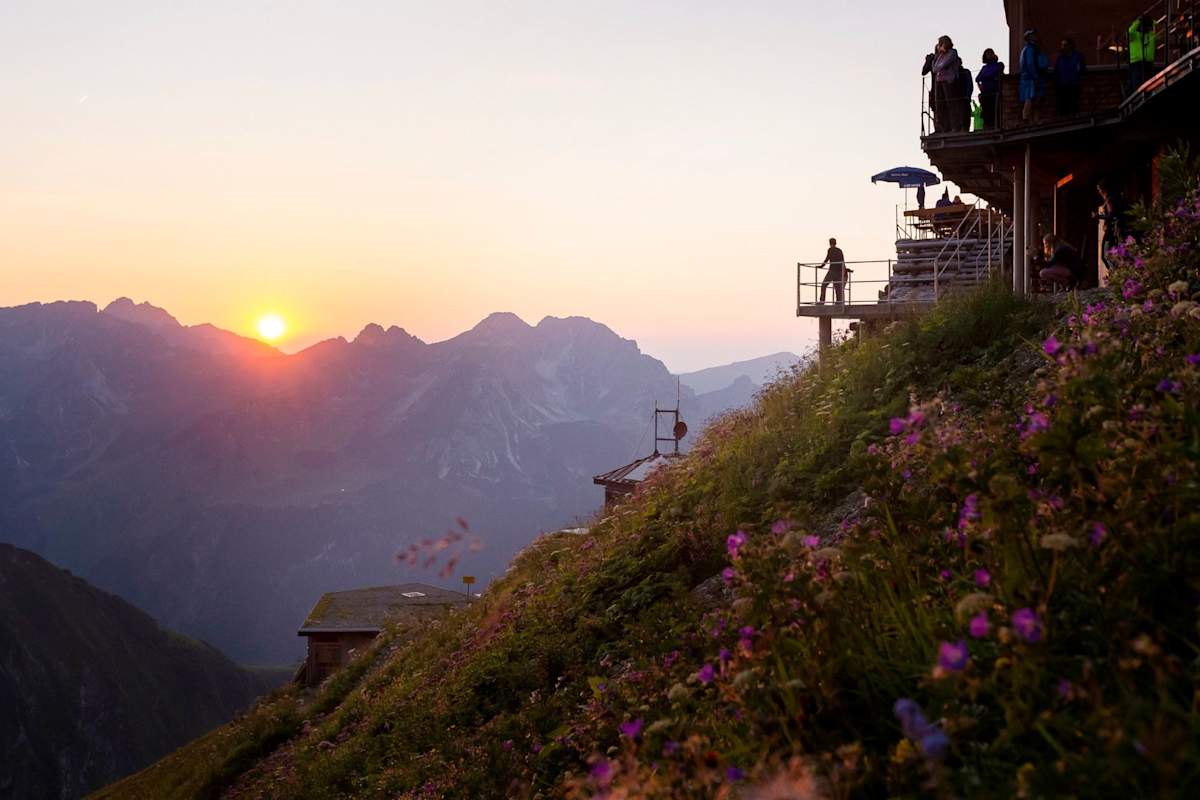 Von der Terrasse des Waltenbergerhauses kann der Sonnenuntergang betrachtet werden