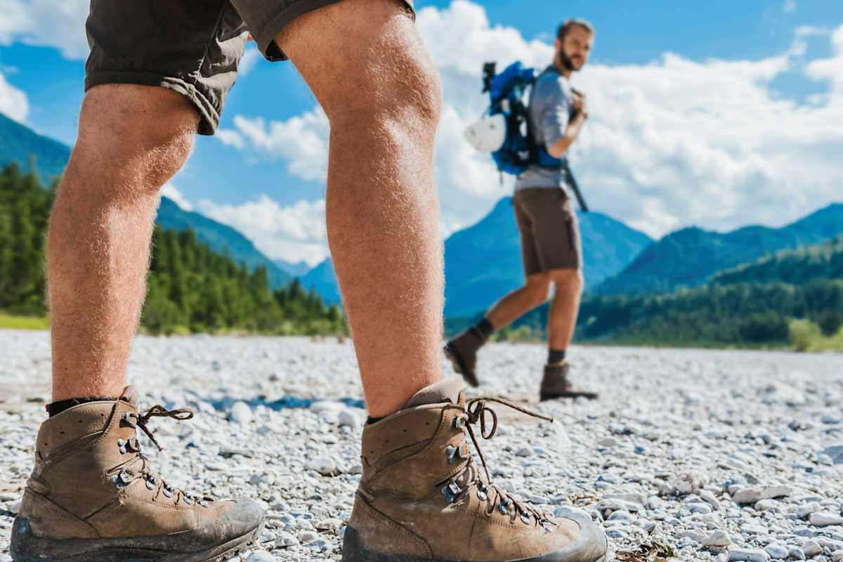 Gelenkfit in die Berge: Wanderer im Gebirge