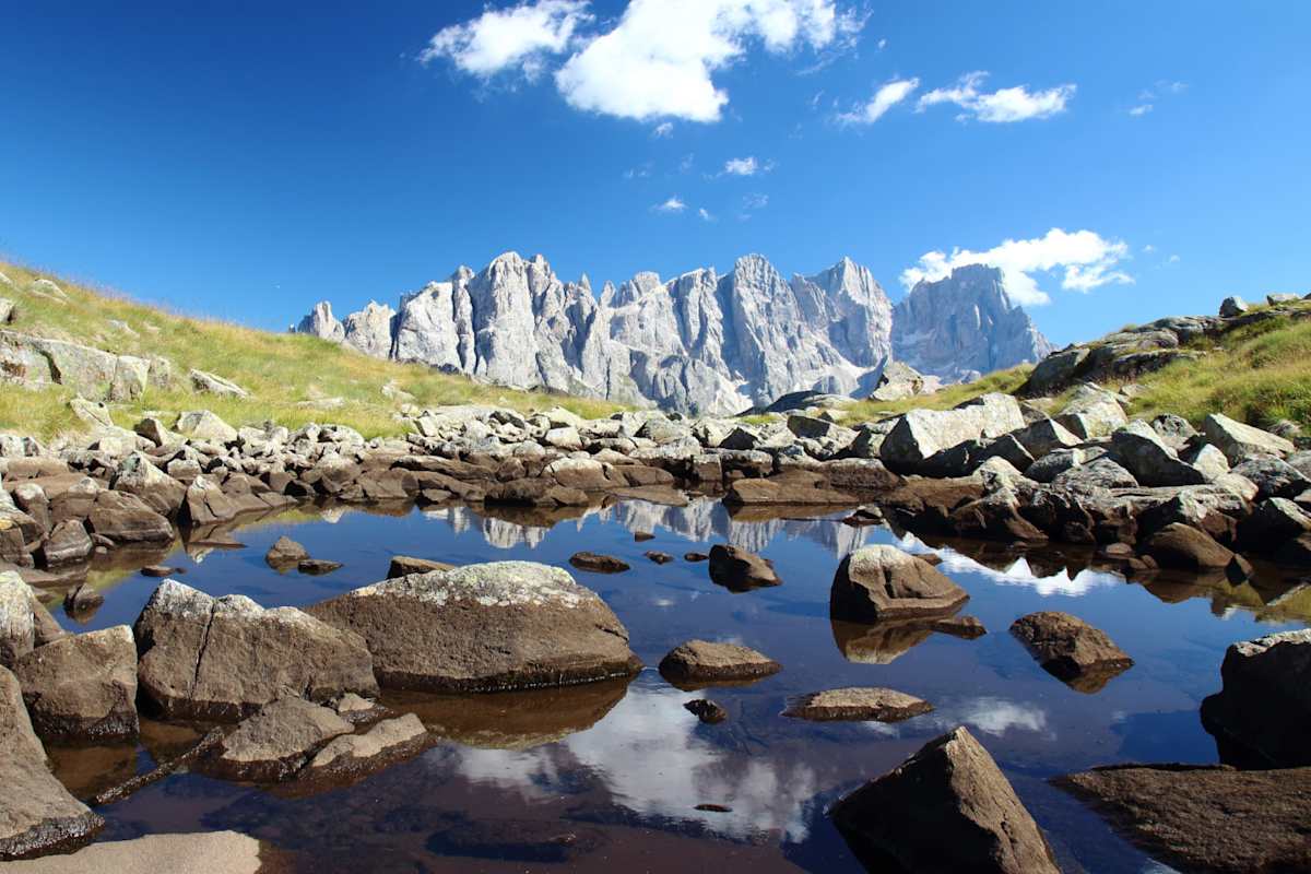 Ein Bergsee wie aus dem Bilderbuch: Bei gutem Wetter spiegeln sich die Pale di San Martino in seinem Wasser.