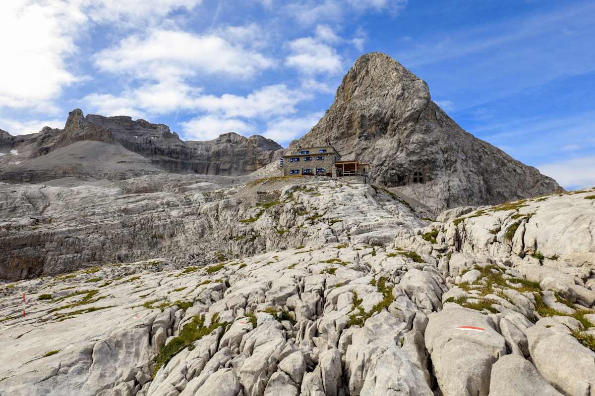Zwölf kleine Felsformationen haben dem Rifugio XII Apostoli seinen Namen gegeben.