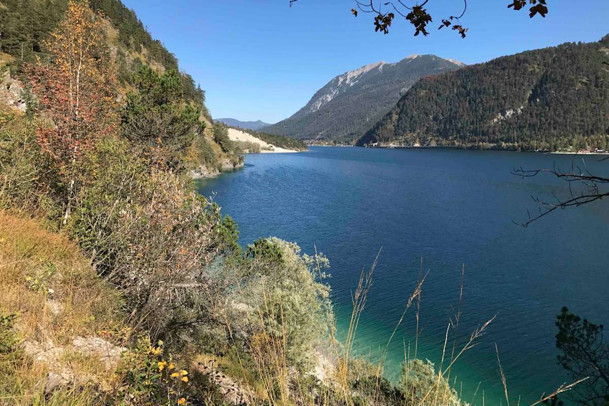 So wunderschön ist der Achensee im Herbst.