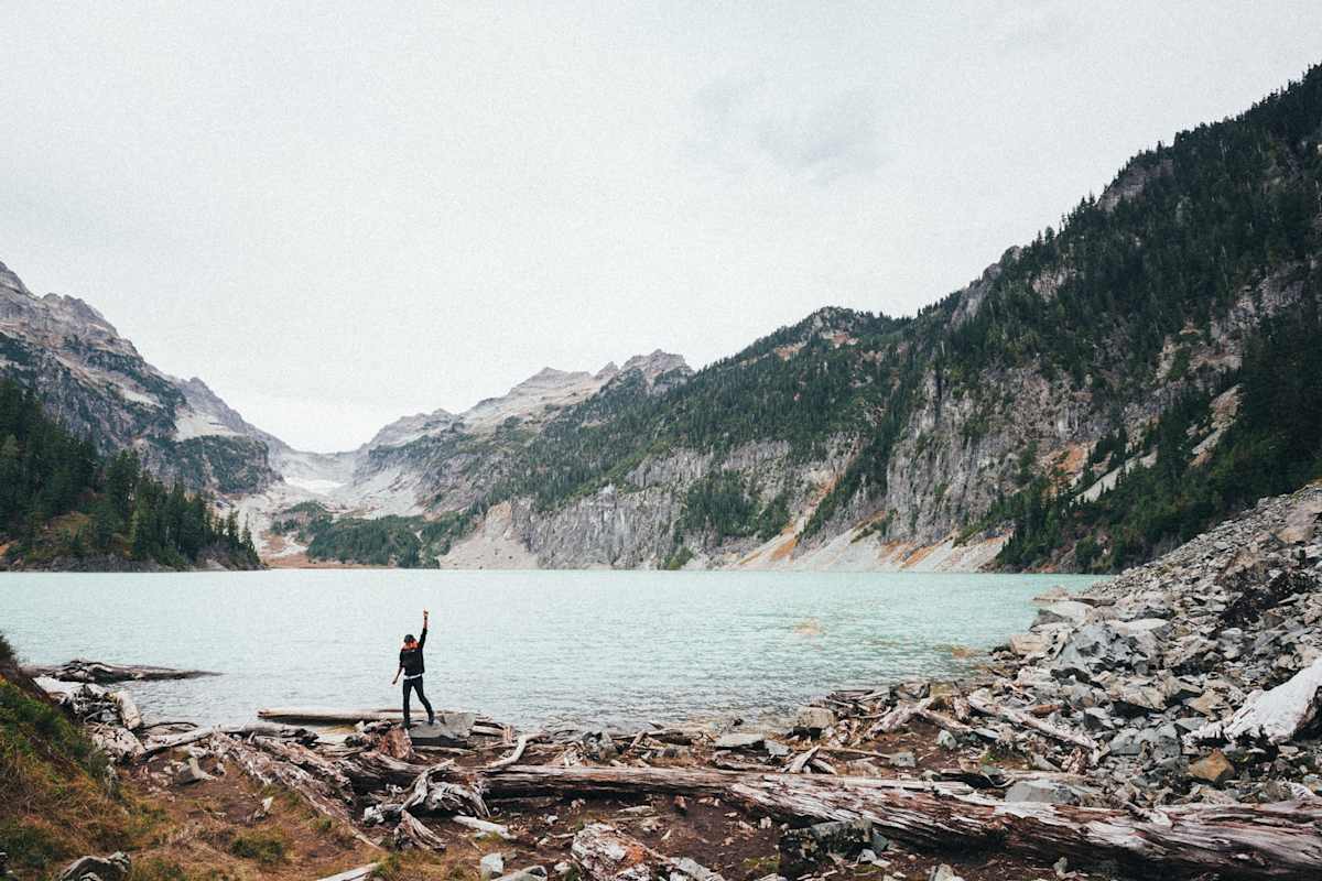Wanderer vor Bergsee