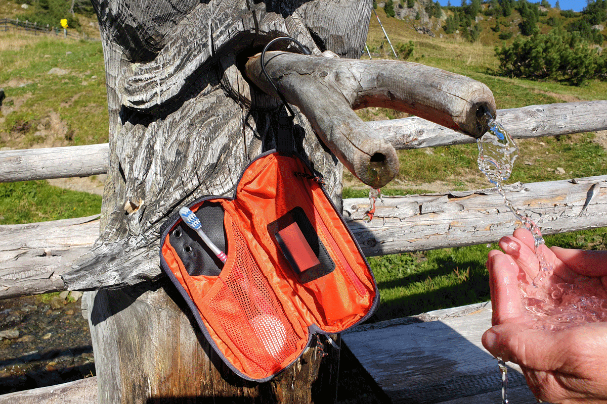 Ein Fliegengewicht und übersichtlich organisiert: Der Waschbag Travel von MAMMUT