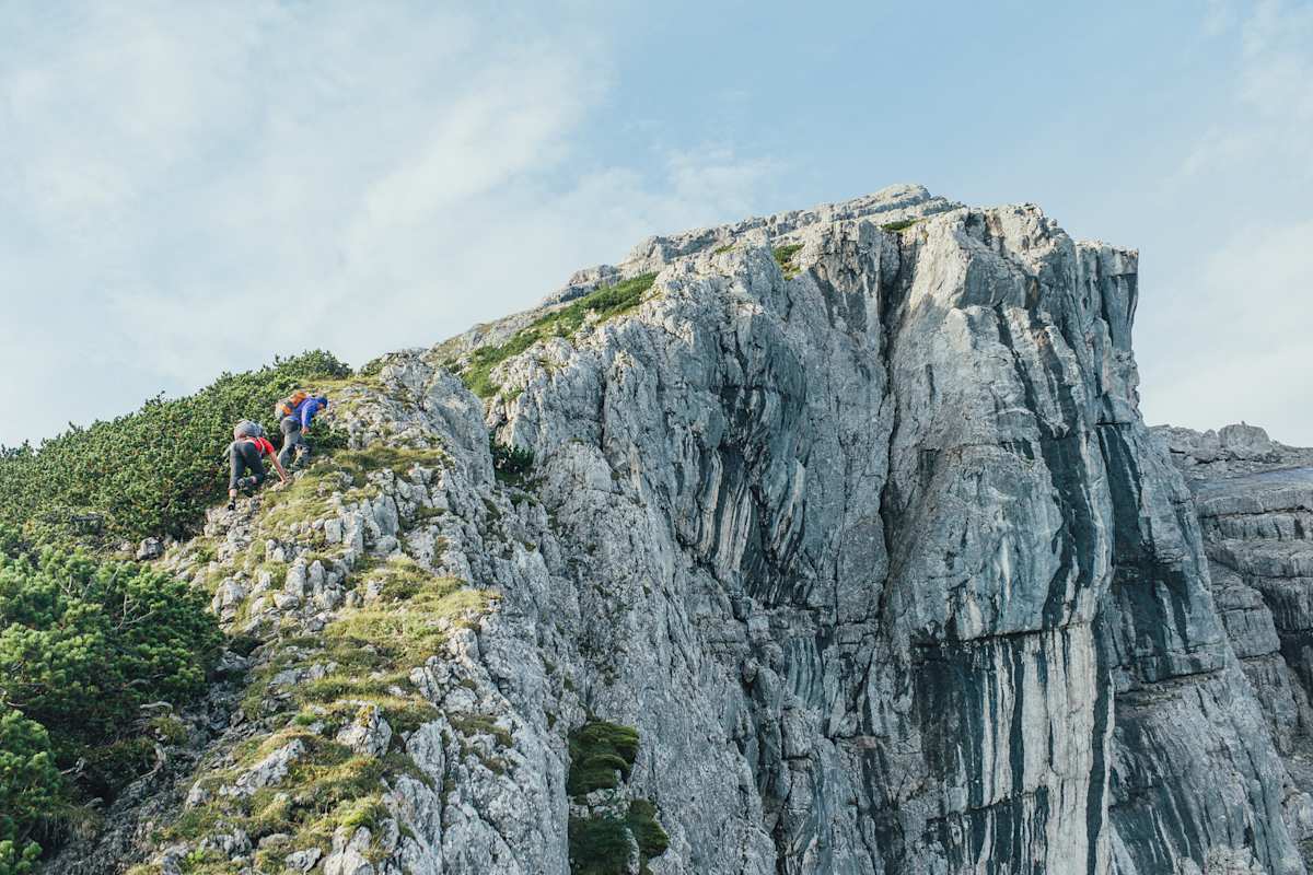 Eine massive Felswand liegt in der Sonne.