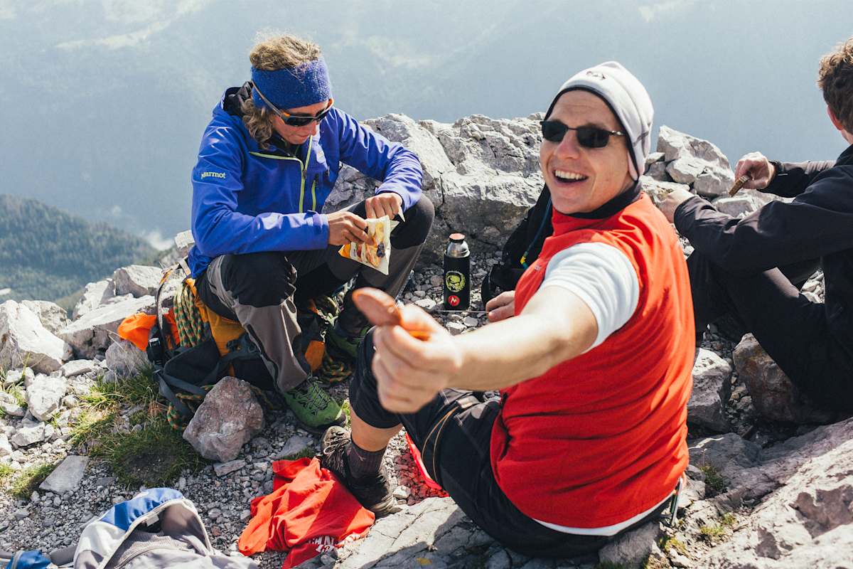 Wanderer bei der Rast am Gipfel.