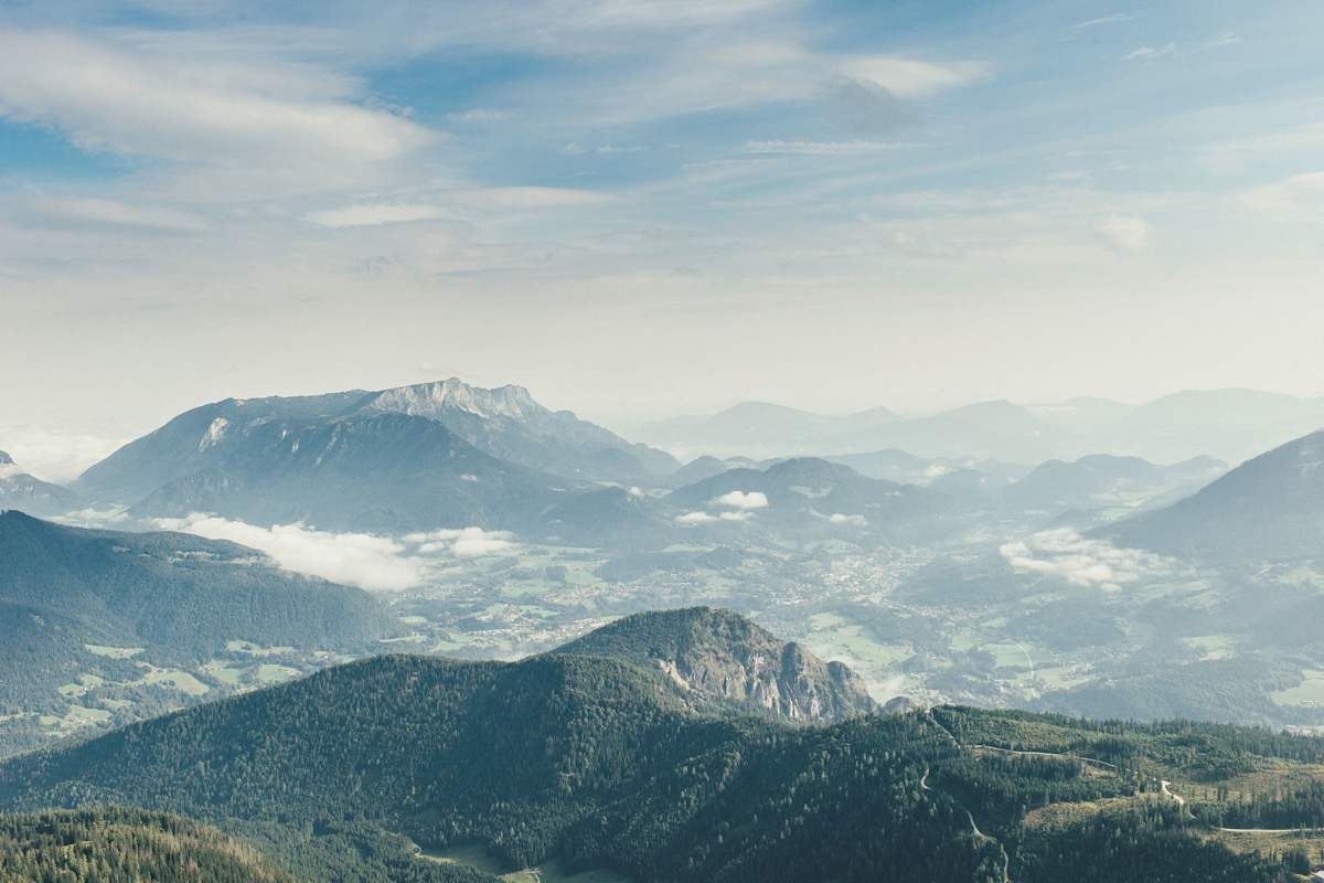 Blick vom Kleinen Watzmann nach Norden zum Untersberg bei Salzburg. Im Vordergrund der Grünstein.