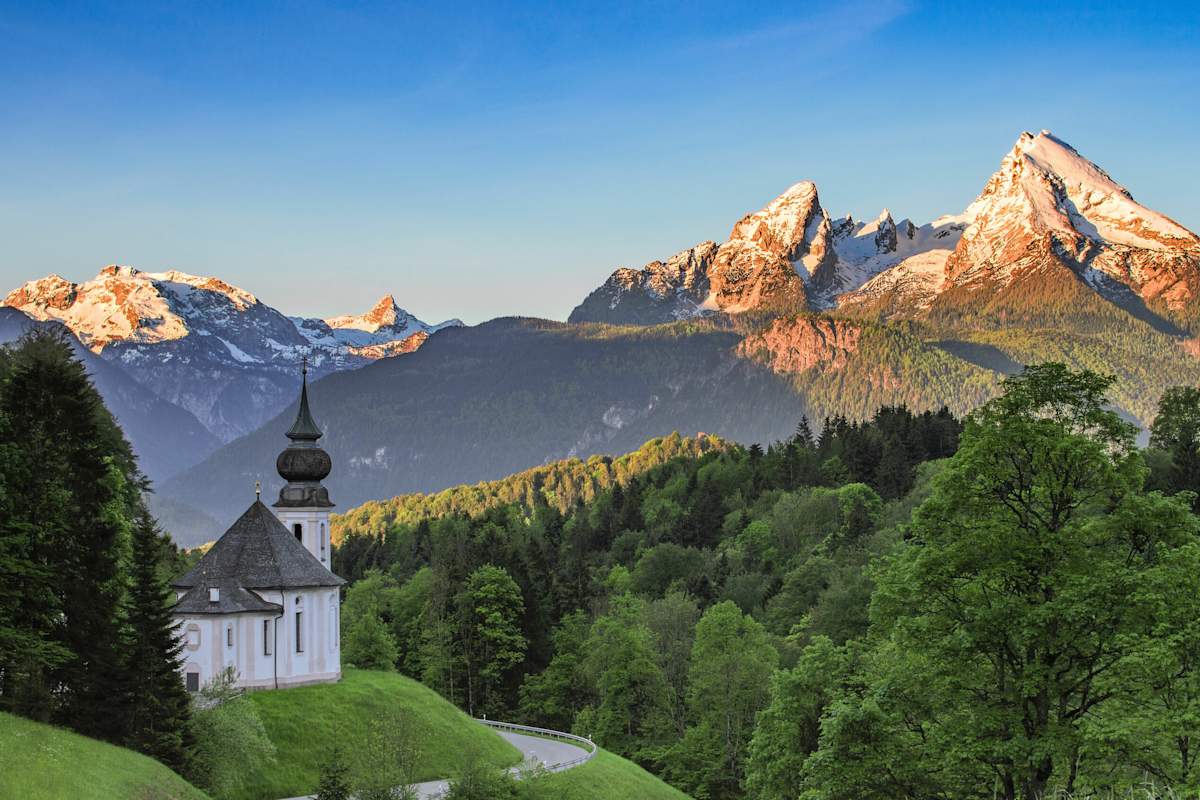 Die Wallfahrtskirche Maria Gern in Berchtesgaden mit dem Watzmann im Hintergrund