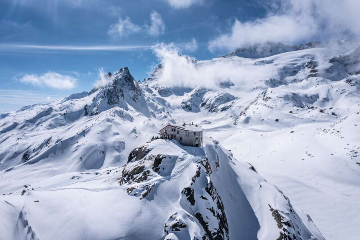 Die Albert-Heim-Hütte liegt auf einem markanten Fels-Kopf im Gebiet des Furkapasses, am Fuße des Tiefengletschers und im Banne des Galenstocks.