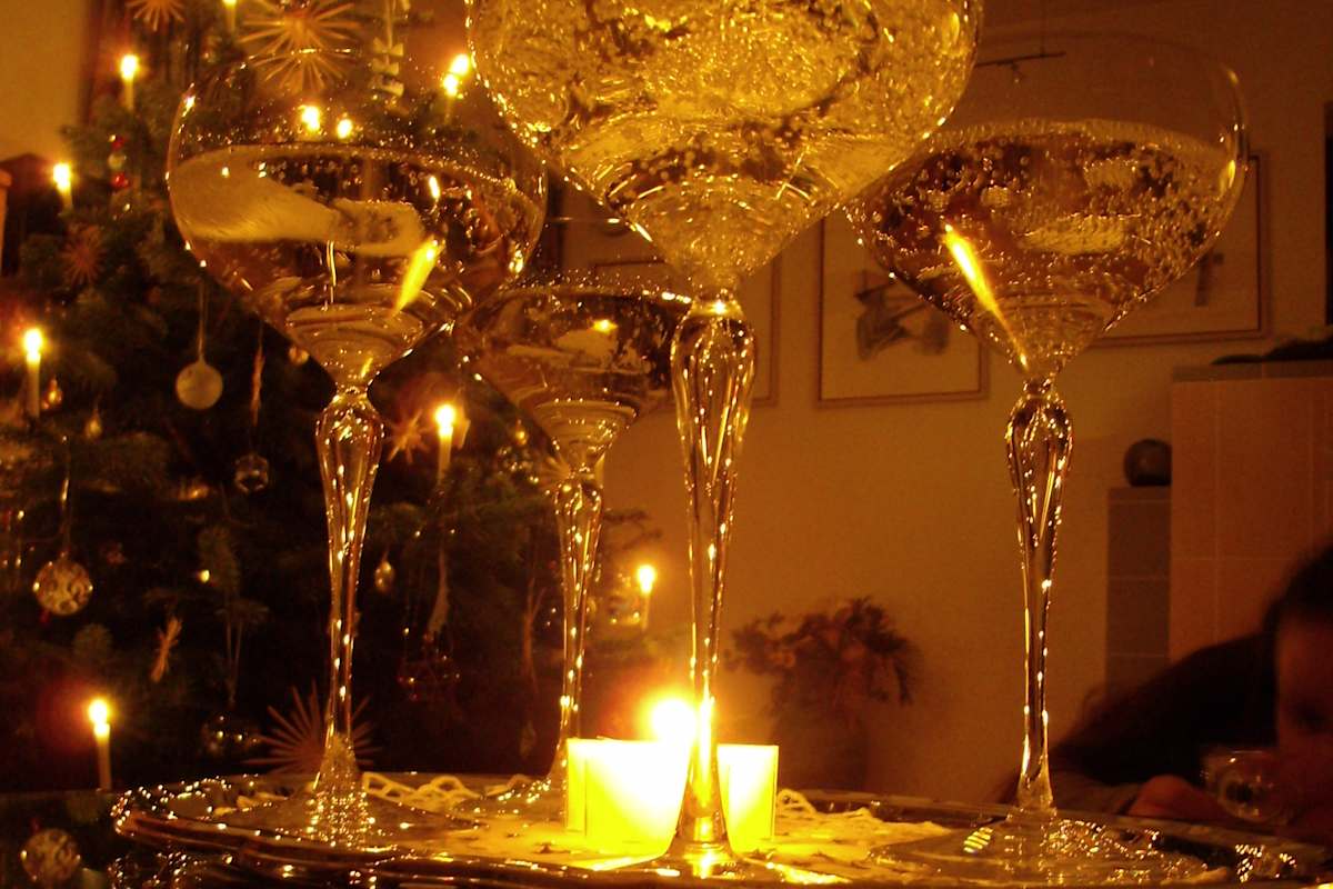 Mit einem Gläschen Sekt vor dem Weihnachtsessen anstoßen.