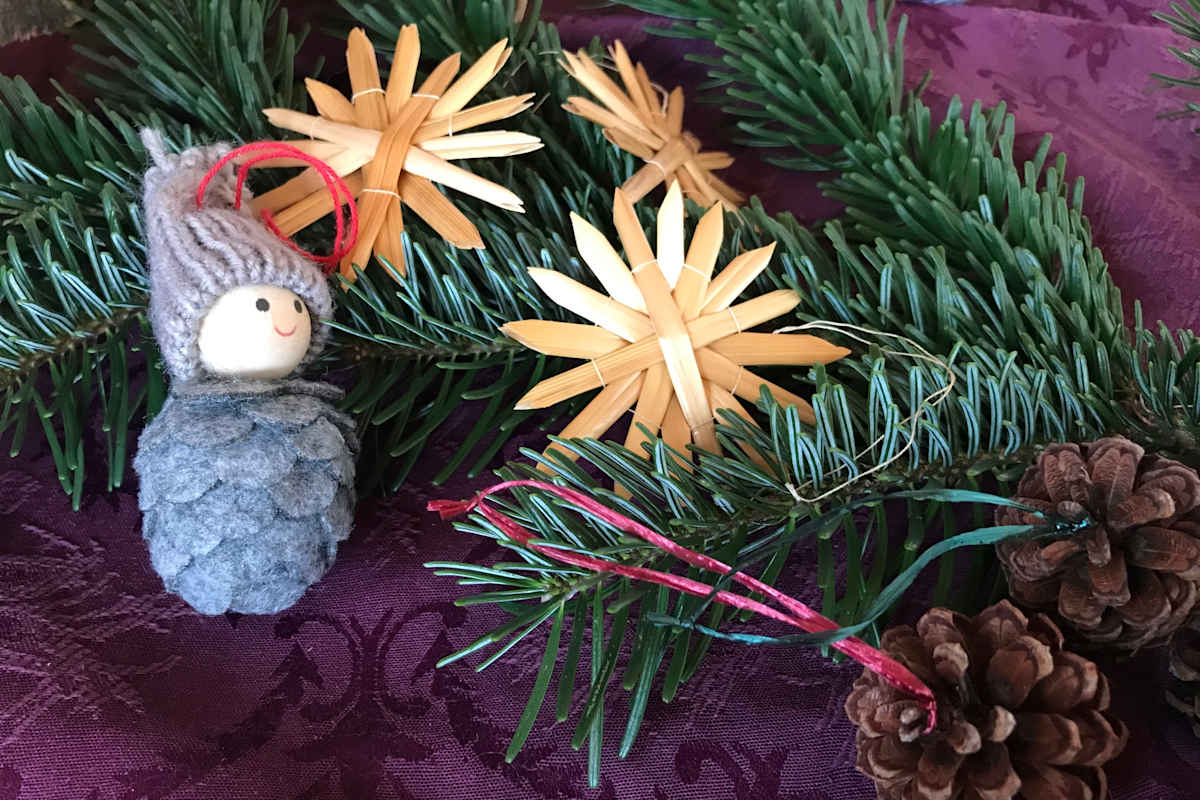 Christbaumschmuck kann man auch selber basteln - am besten aus Naturmaterialien.