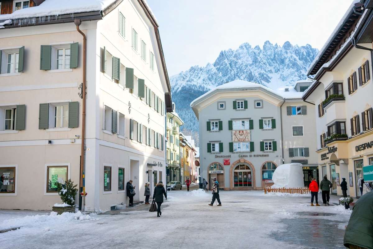 Die belebte Fußgängerzone von Innichen