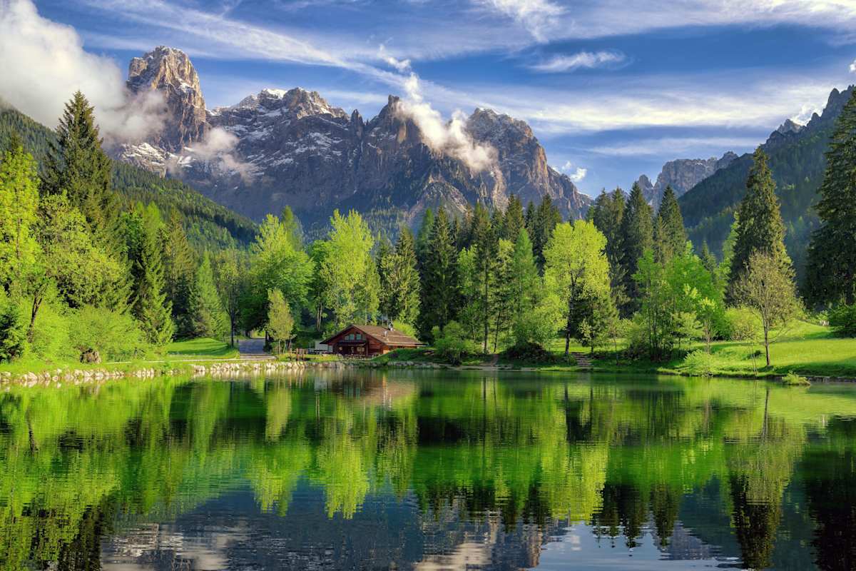 Malerisch und äußerst fotogen spiegeln sich die Spitzen der Pale di San Martino im Lago di Welsperg wider.