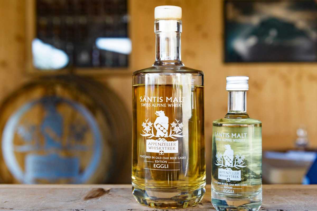 Der Whiskey in der Glasflasche.