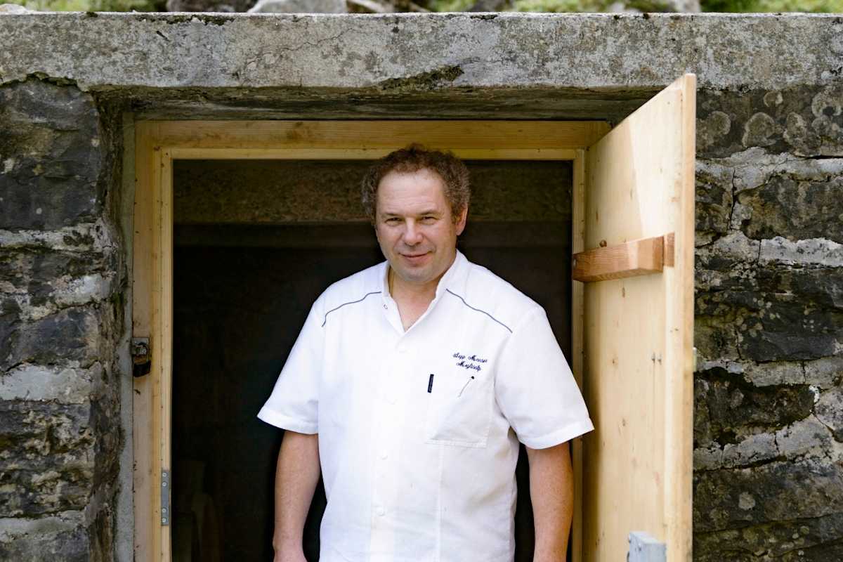 Der Wirt posiert für das Foto vor der Whiskeykammer.