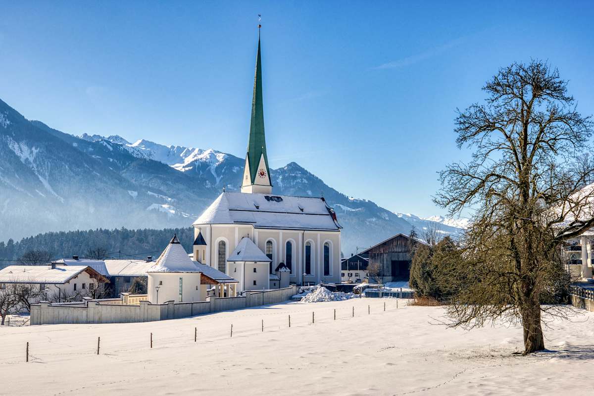 Die Pfarrkirche Wiesing im Ortszentrum