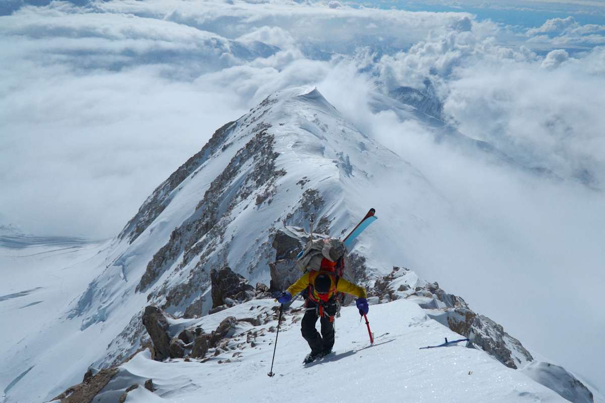 Fünfzig Tage fernab jeder Zivilisation: Vier Freunde wagen sich gemeinsam durch das Denali-Massiv in Alaska.