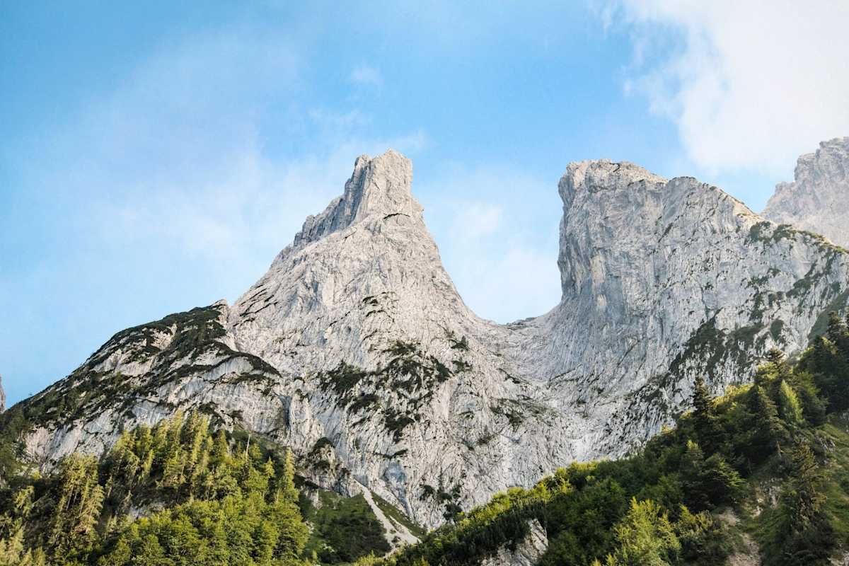 Mächtige Felsblöcke erwarten die Kletterer am Wilden Kaiser