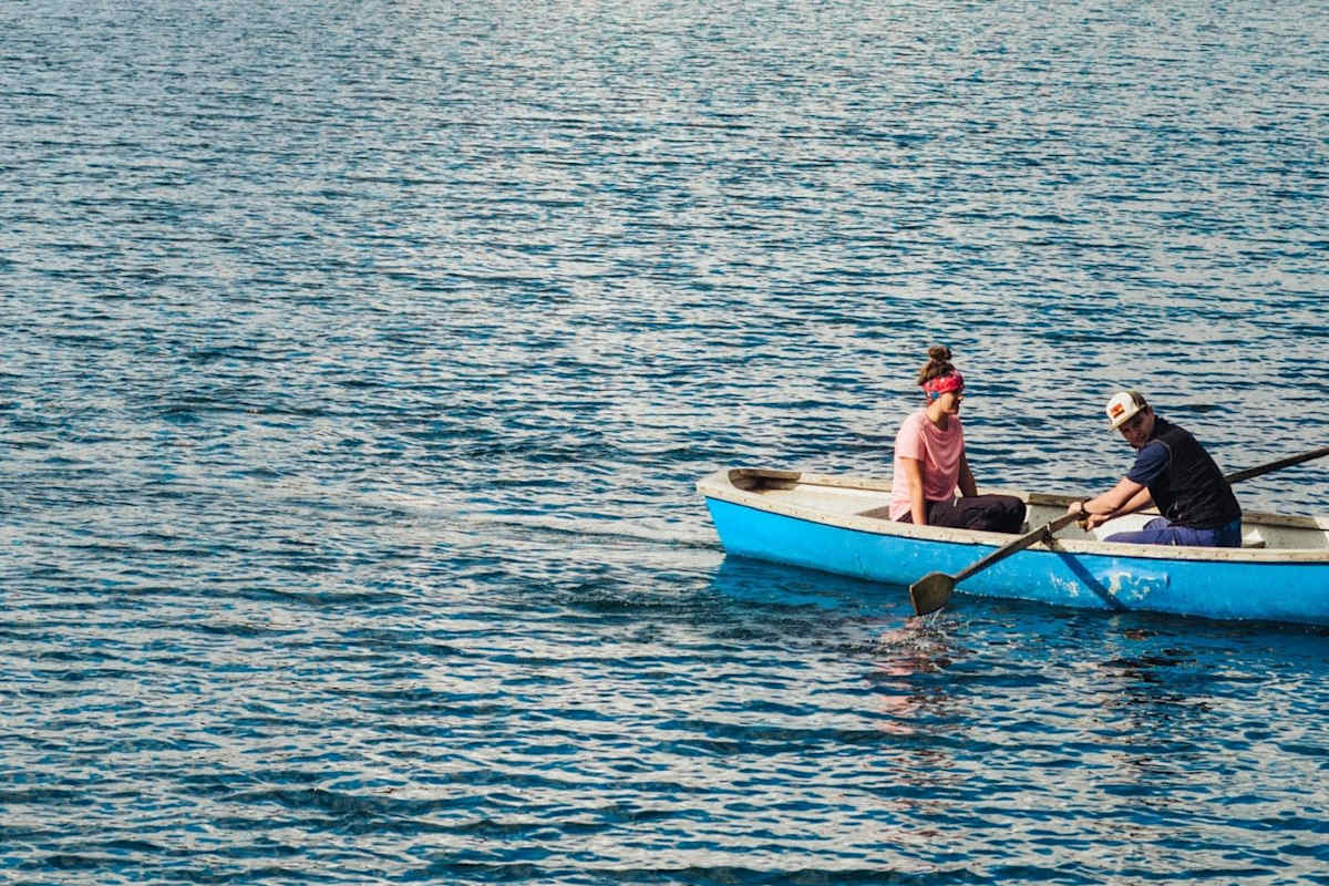 Eine Ruderpartie am See, direkt dahinter das Wildseeloderhaus