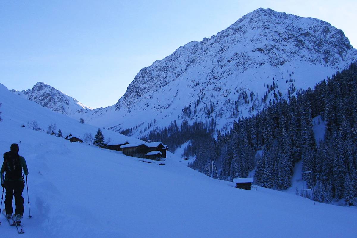 Wintermorgen bei Sapün: Skitourengeher in den Plessur-Alpen bei Arosa