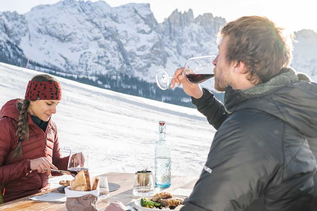 Beim Einkehren auf den zahlreichen Hütten erwarten Gäste regionale Schmankerl.