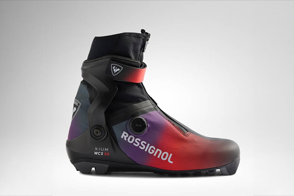 Die neuen Skatingschuhe von Rossignol mit den Farben schwarz, lila und rot auf einem weißem Hintergrund.