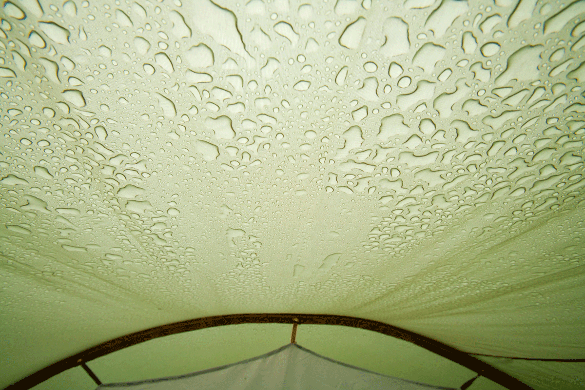 Regelmäßiges Lüften verhindert die Bildung von Kondenswasser im Zeltinneren