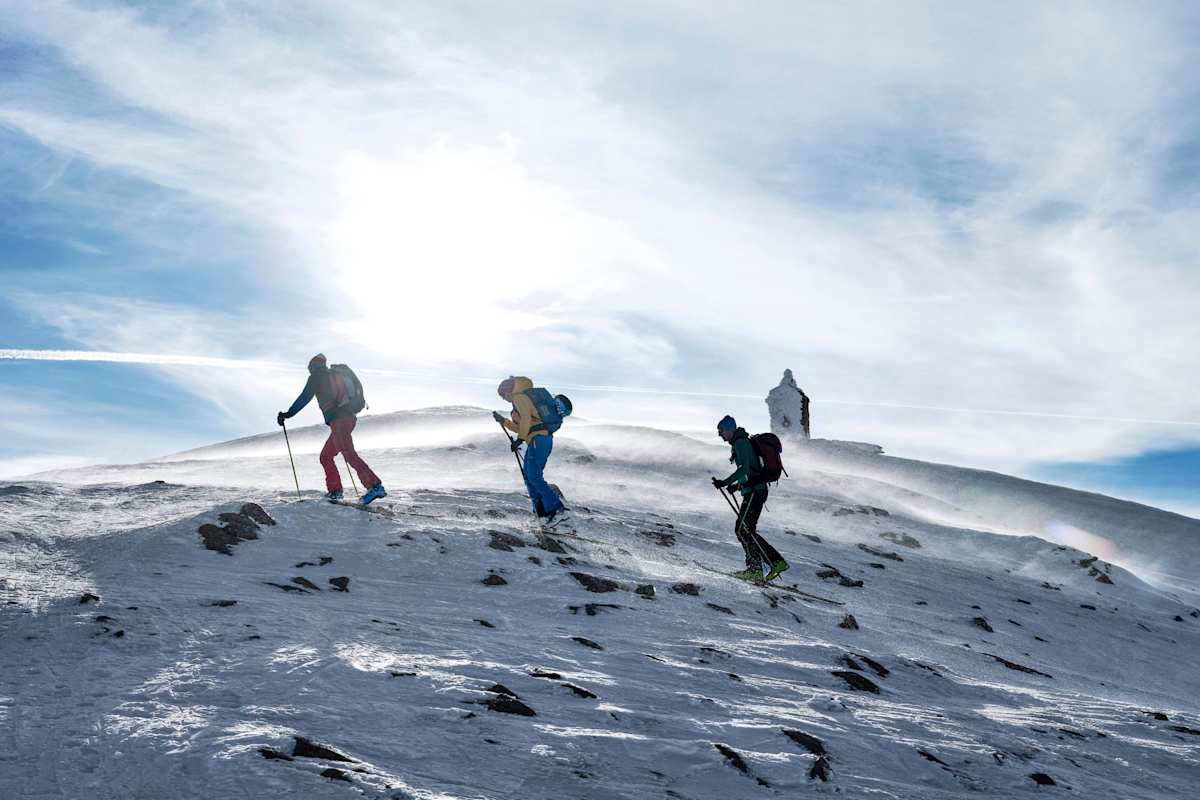Bergsteiger auf dem Weg zum Gipfel.